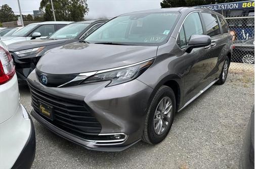2024 Toyota Sienna XLE 8 Passenger