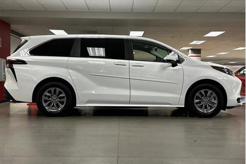 2025 Toyota Sienna LE