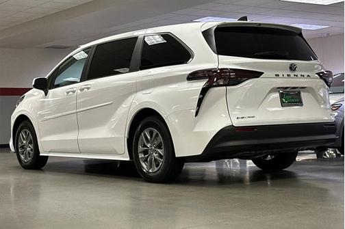 2025 Toyota Sienna LE