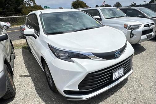 2025 Toyota Sienna LE