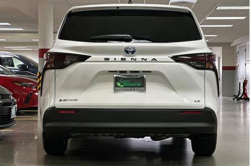 2025 Toyota Sienna LE