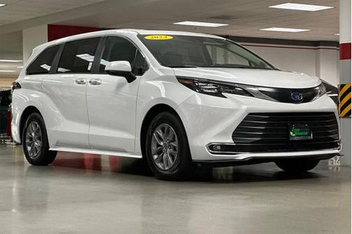 2024 Toyota Sienna XLE 8 Passenger
