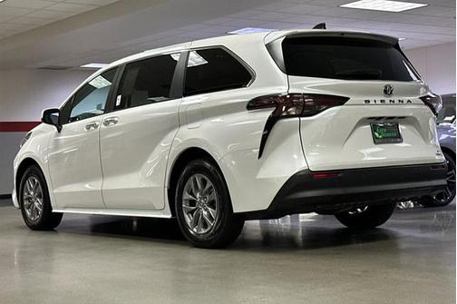 2024 Toyota Sienna XLE 8 Passenger