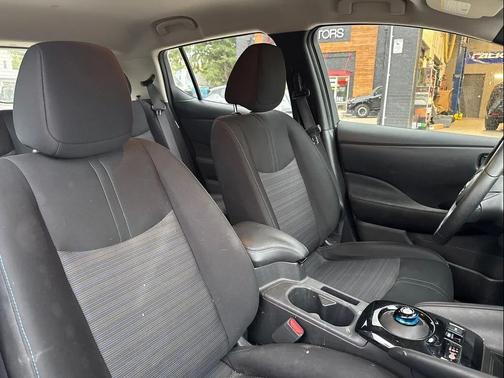 2022 Nissan Leaf SV