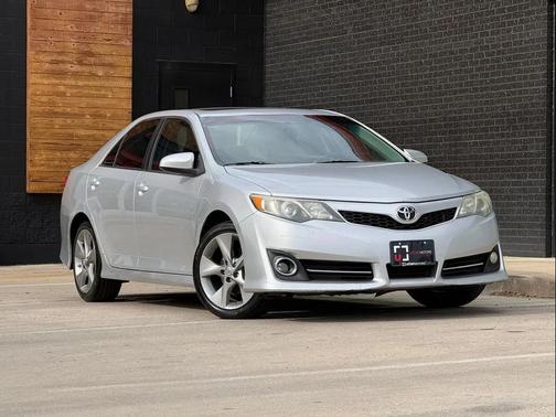 Silver 2013 Toyota Camry SE