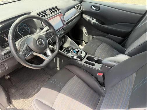 Silver 2022 Nissan Leaf SV 40 kWh