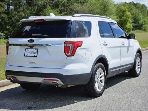 Oxford White 2017 Ford Explorer XLT