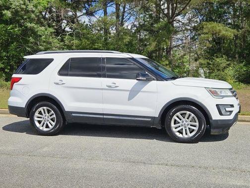 Oxford White 2017 Ford Explorer XLT