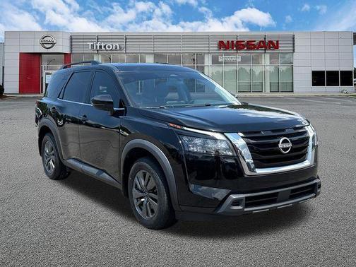 Black 2024 Nissan Pathfinder SV