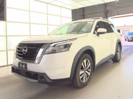 White 2024 Nissan Pathfinder SL