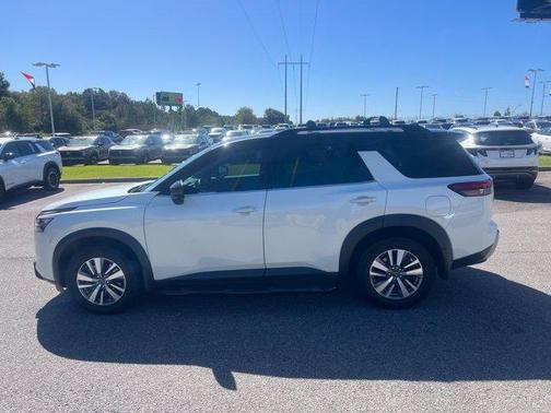 2 Tone White / Black Roof 2023 Nissan Pathfinder SL