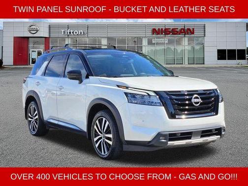 2 Tone White / Black Roof 2023 Nissan Pathfinder Platinum