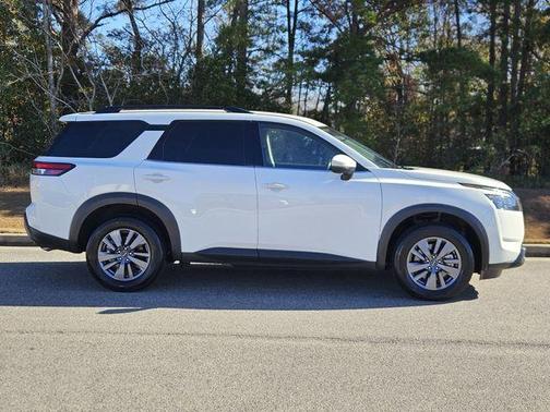 2024 Nissan Pathfinder SV