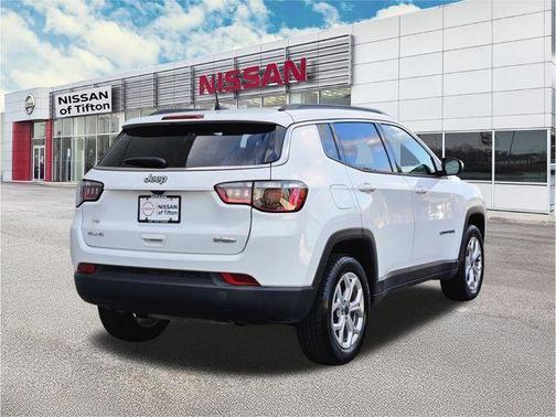 Bright White Clearcoat 2025 Jeep Compass Latitude