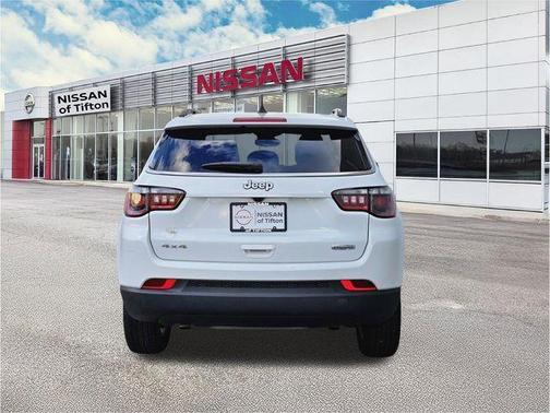 Bright White Clearcoat 2025 Jeep Compass Latitude