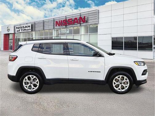 Bright White Clearcoat 2025 Jeep Compass Latitude