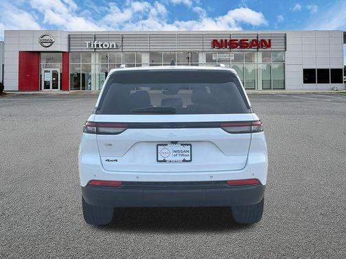 Bright White Clearcoat 2024 Jeep Grand Cherokee Laredo