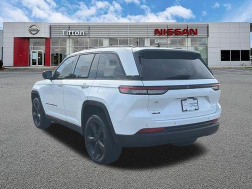 Bright White Clearcoat 2024 Jeep Grand Cherokee Laredo