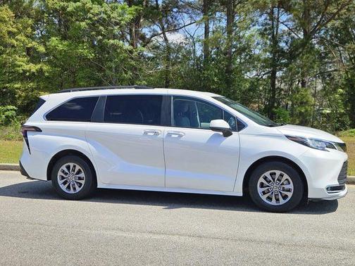 2023 Toyota Sienna XLE