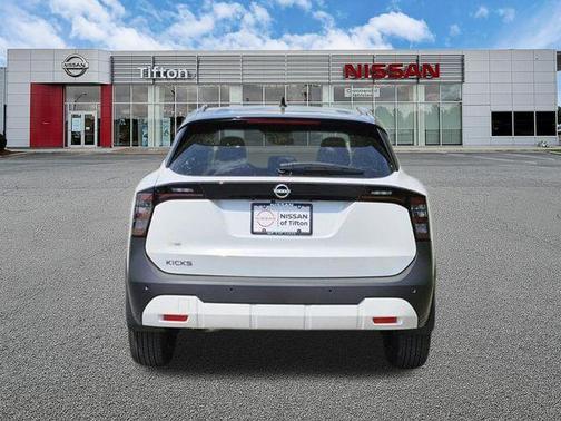 2t Wht Blk Roof 2026 Nissan Kicks SV