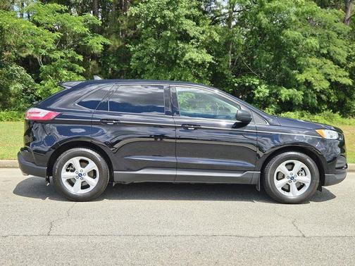 Black 2020 Ford Edge SE