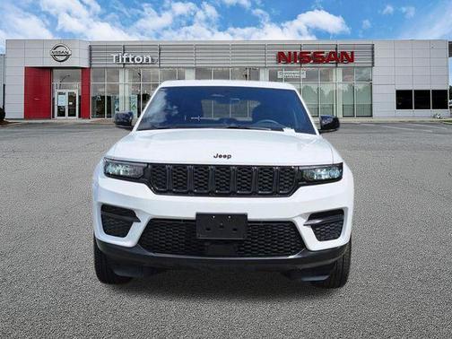 Bright White Clearcoat 2025 Jeep Grand Cherokee Laredo