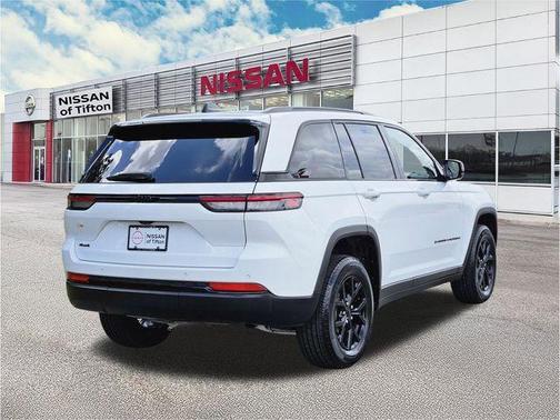 Bright White Clearcoat 2025 Jeep Grand Cherokee Laredo