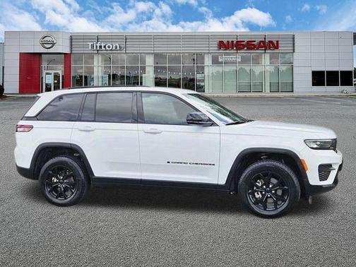 Bright White Clearcoat 2025 Jeep Grand Cherokee Laredo