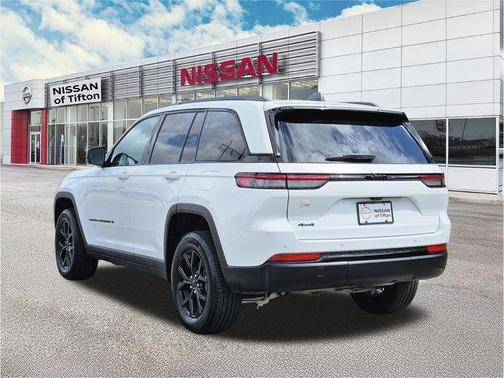 Bright White Clearcoat 2025 Jeep Grand Cherokee Laredo