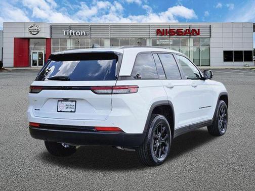Bright White Clearcoat 2025 Jeep Grand Cherokee Laredo