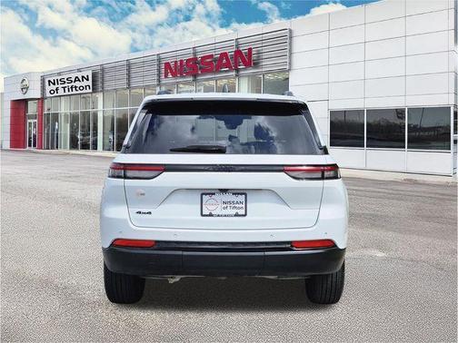 Bright White Clearcoat 2025 Jeep Grand Cherokee Laredo