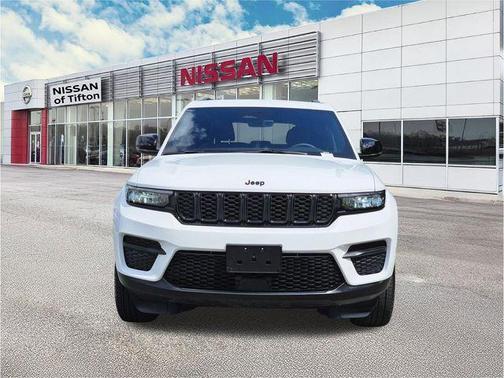 Bright White Clearcoat 2025 Jeep Grand Cherokee Laredo