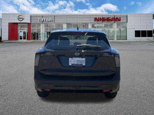 Super Black 2027 Nissan Kicks S