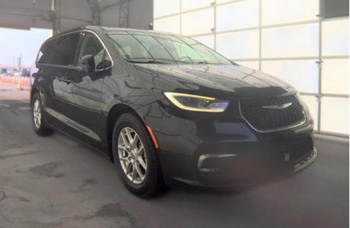 Brilliant Black Crystal Pearlcoat 2023 Chrysler Pacifica Touring-L