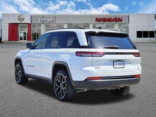 Bright White Clearcoat 2025 Jeep Grand Cherokee Laredo