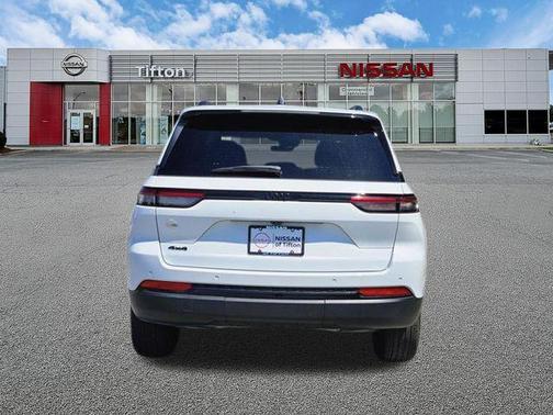 Bright White Clearcoat 2025 Jeep Grand Cherokee Laredo