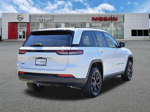 Bright White Clearcoat 2025 Jeep Grand Cherokee Laredo
