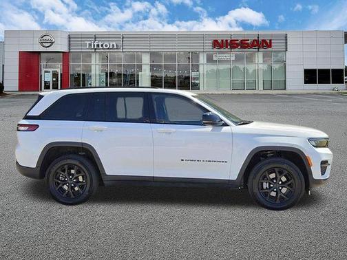 Bright White Clearcoat 2025 Jeep Grand Cherokee Laredo
