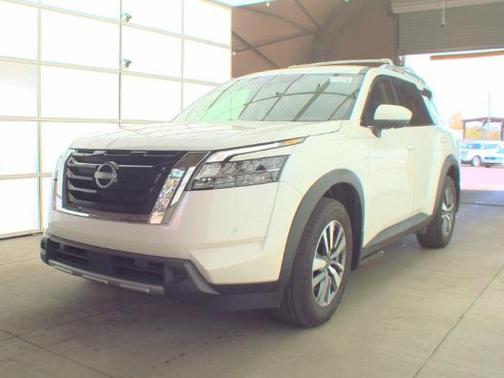 White 2024 Nissan Pathfinder SL