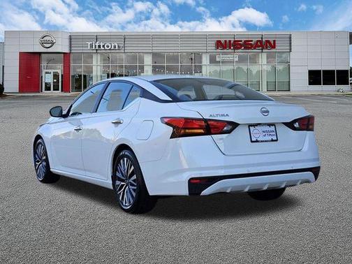 Glacier White 2025 Nissan Altima SV