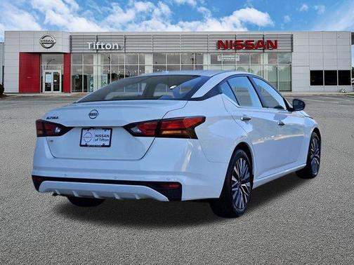 Glacier White 2025 Nissan Altima SV