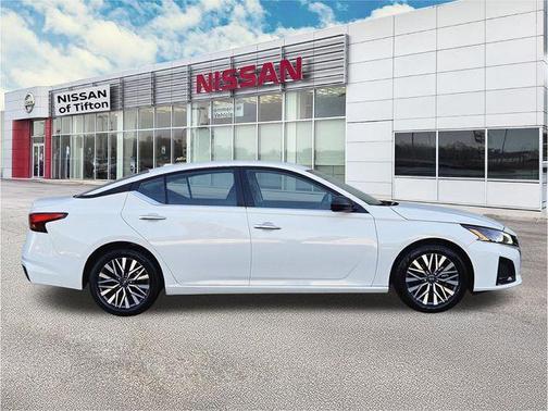 Glacier White 2025 Nissan Altima SV