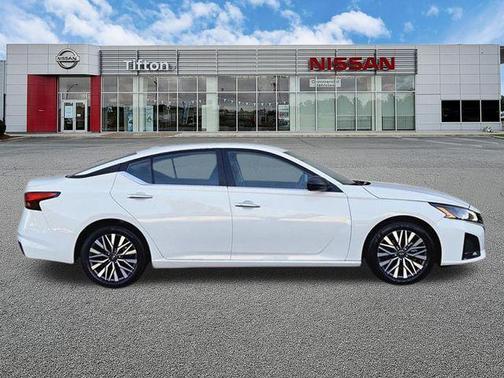 Glacier White 2025 Nissan Altima SV