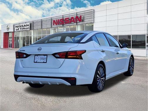 Glacier White 2025 Nissan Altima SV