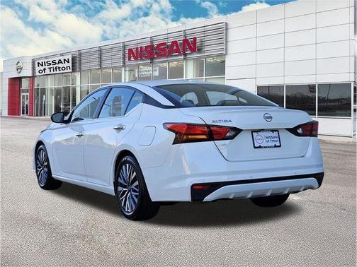 Glacier White 2025 Nissan Altima SV