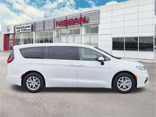 2023 Chrysler Pacifica Touring-L