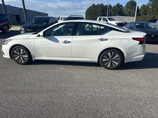 White 2020 Nissan Altima 2.5 SL