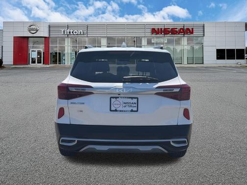 Snow White Pearl 2023 Kia Seltos S