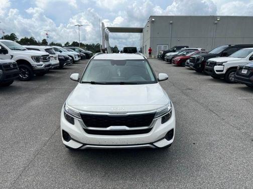 Snow White Pearl 2023 Kia Seltos S