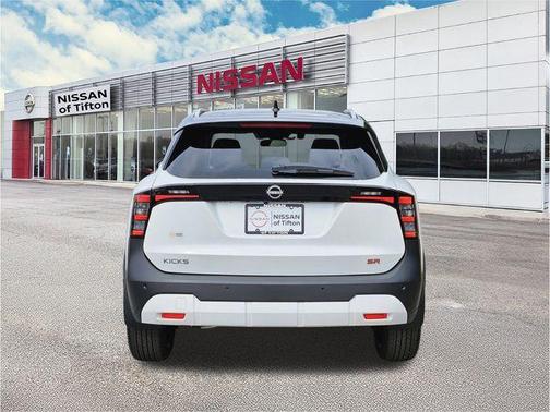 2t Wht Blk Roof 2026 Nissan Kicks SR